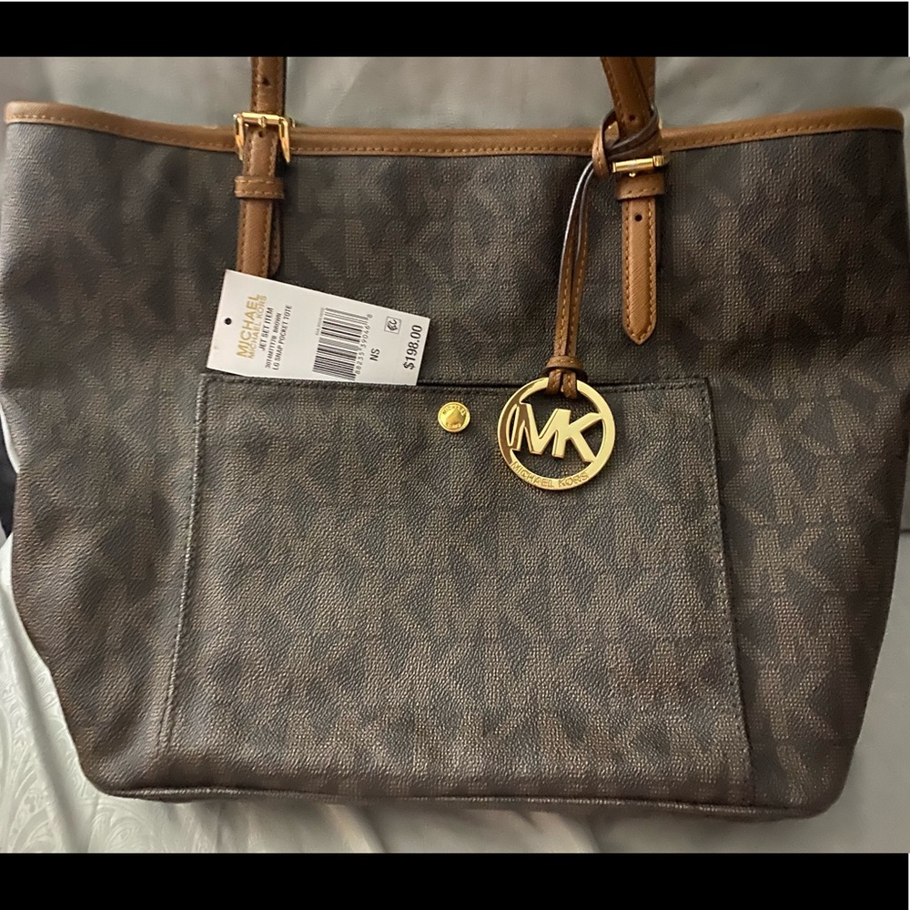 I’m selling my MK Tote bag.